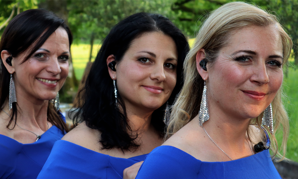 Ladies-mit-Knopf-im-Kopf