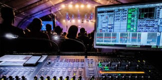 Mischpult vor Bühne mit Live Musik