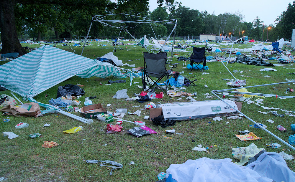 Die Überreste des Festivals „Rock im Park“ 2019 in Nürnberg nach dem Ende der großen Party. Es blieb so viel Müll liegen, dass es Tage dauerte, bis dieser vollständig entfernt konnte. / © Shutterstock
