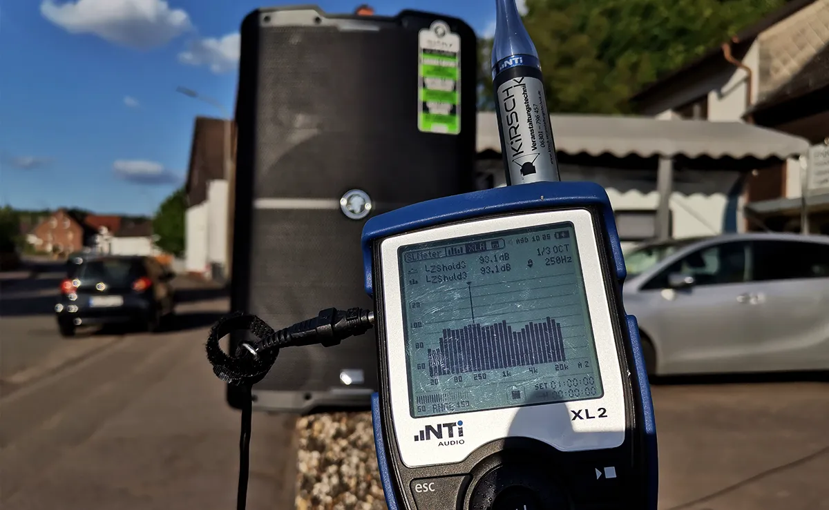 Der Audio- und Akustik-Analyzer misst die Frequenzen und die Lautstärke in dB © Engelmann Promotion