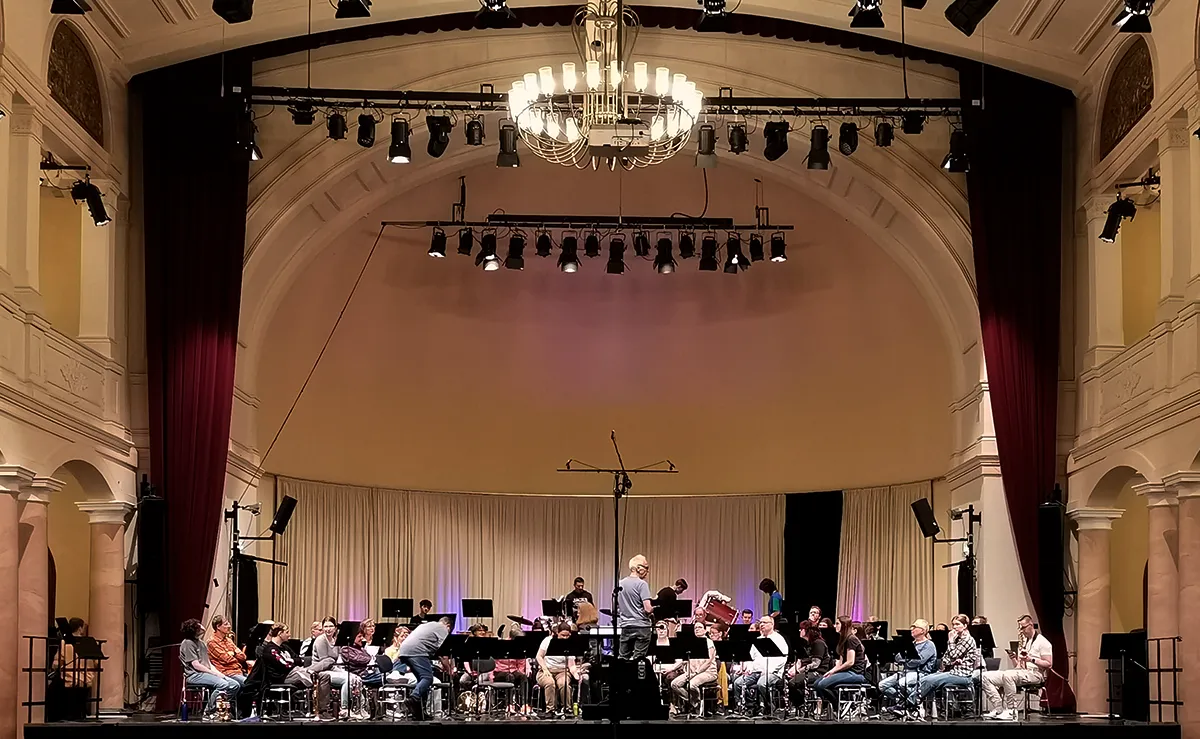 Das Orchester kurz vor der Premierenvorstellung: Auch so funktioniert der Mackie SRM215 V-Class Lautsprecher © Engelmann Promotion