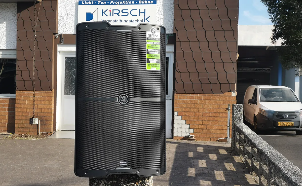 Der Mackie SRM215 V-Class: Ein ausgereifter Lautsprecher für professionelle Beschallungsanlagen © Engelmann Promotion