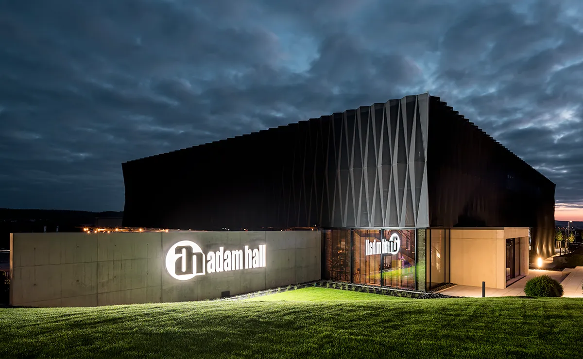 Das Firmengebäude ist modern und einladend © Adam Hall