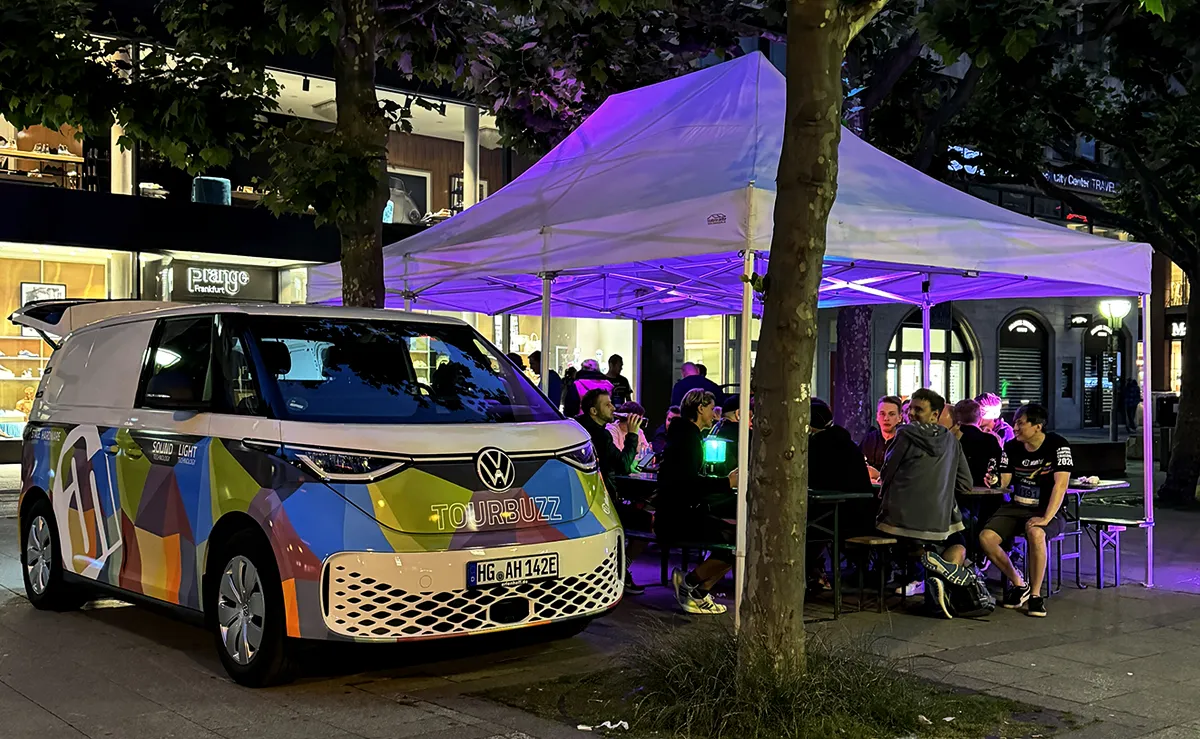 Kleines Feierabendevent nach erfolgreichem Projekt ... © Adam Hall