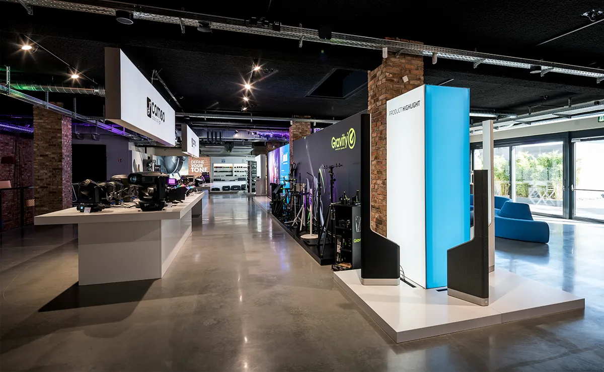 Showroom im Experience Center von Adam Hall © Adam Hall