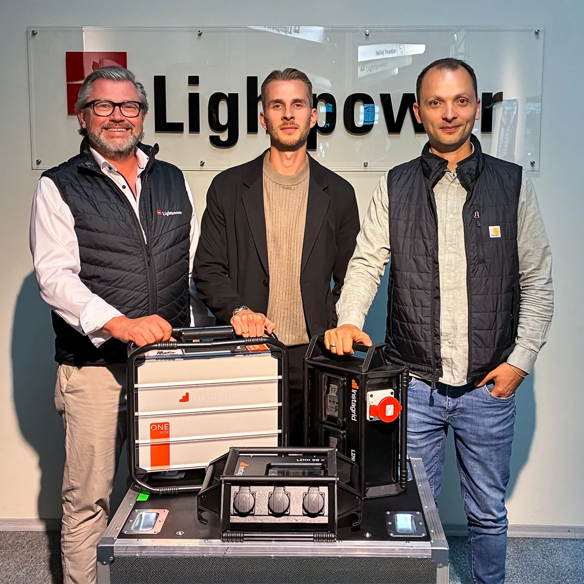 v.l.n.r.: Herbert Marx, Geschäftsführer der Lightpower GmbH, Philipp Wezorke, Gesellschafter und Geschäftsführer der Lightpower Group sowie Andreas Sedlmayr, Co-CEO und Gründer der Instagrid GmbH © Instagrid, Lightpower