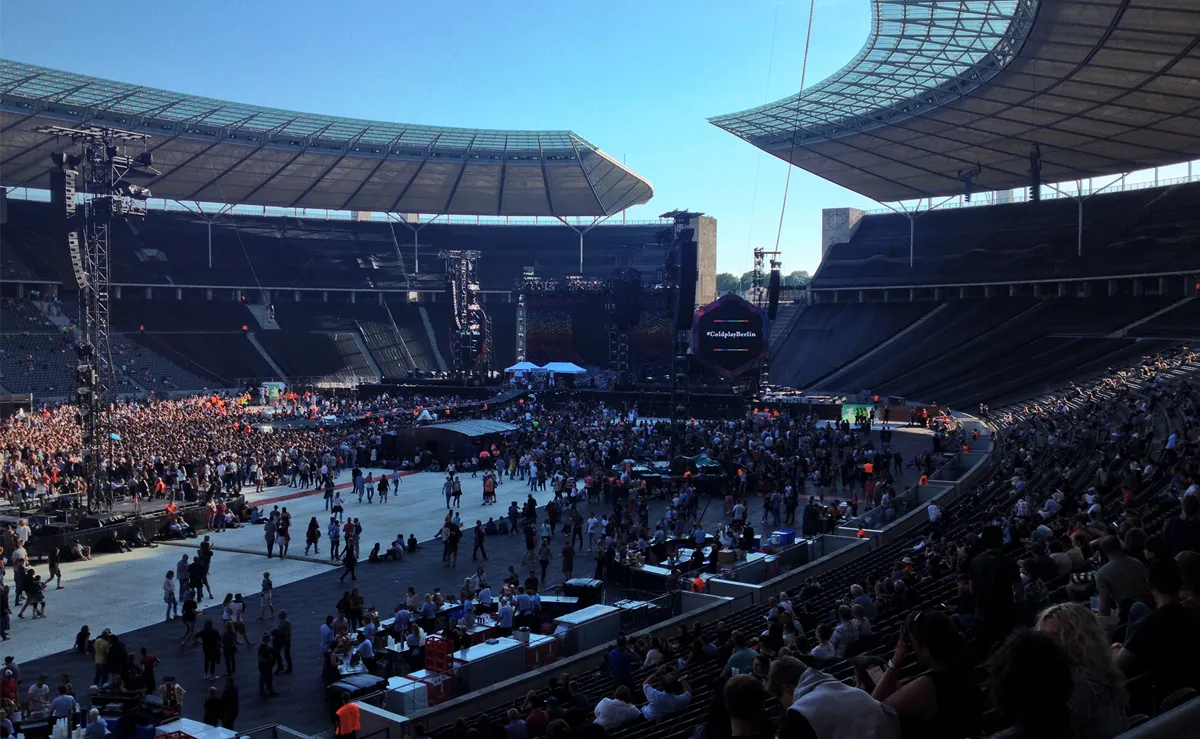 Coldplay live in Berlin – bekannt für seine umweltfreundlichen Konzerte. Die hellen Bodenflächen sind kinetische Bodenplatten die beim Drüberlaufen Strom erzeugen. ©  Skinnywordspl, Pixabay