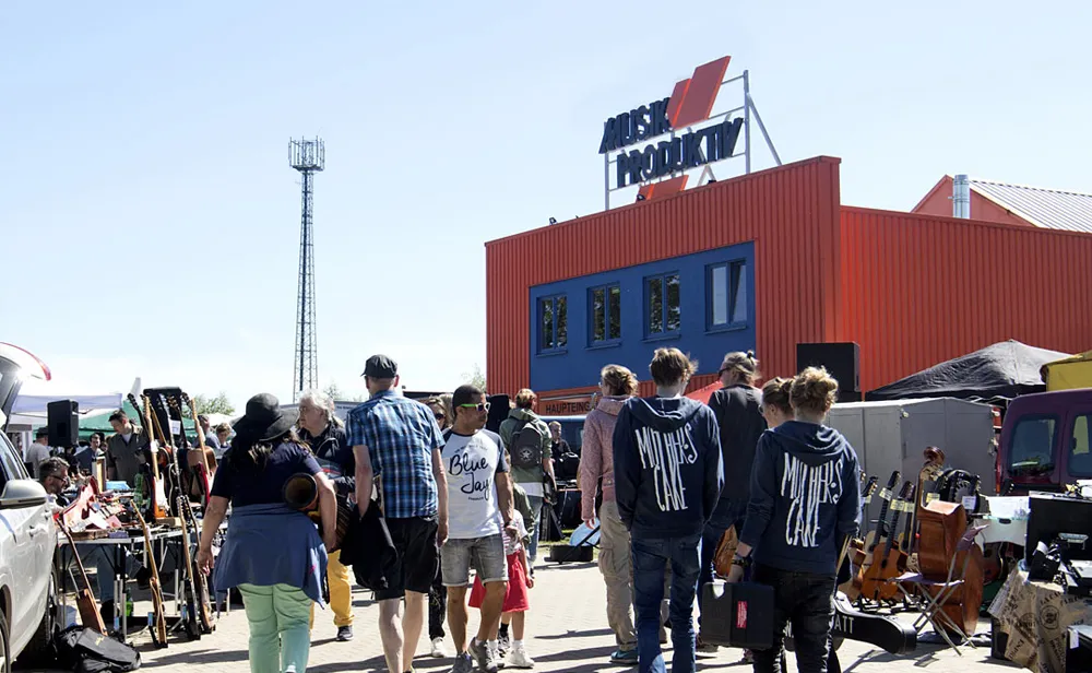 Großer Andrang auf den Flohmarkt des Musikhauses © Musik-Produktiv