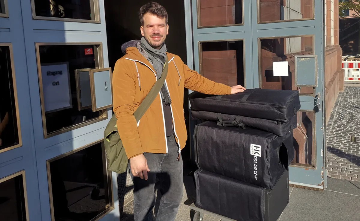 2x HK Audio Polar 12MK2 noch verpackt vor dem Aufbau auf einem Rollbrett © Engelmann Promotion