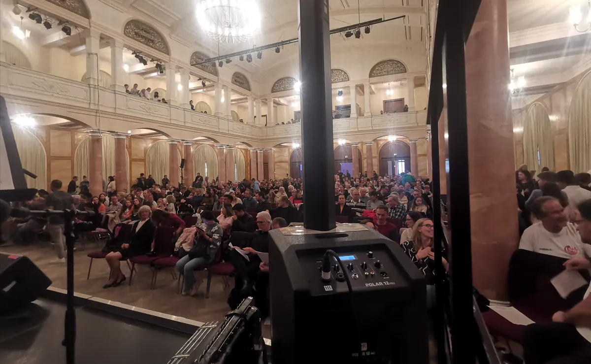 ... und der Saal füllt sich: Große Halle, kleines System, aber es funktioniert. © Engelmann Promotion