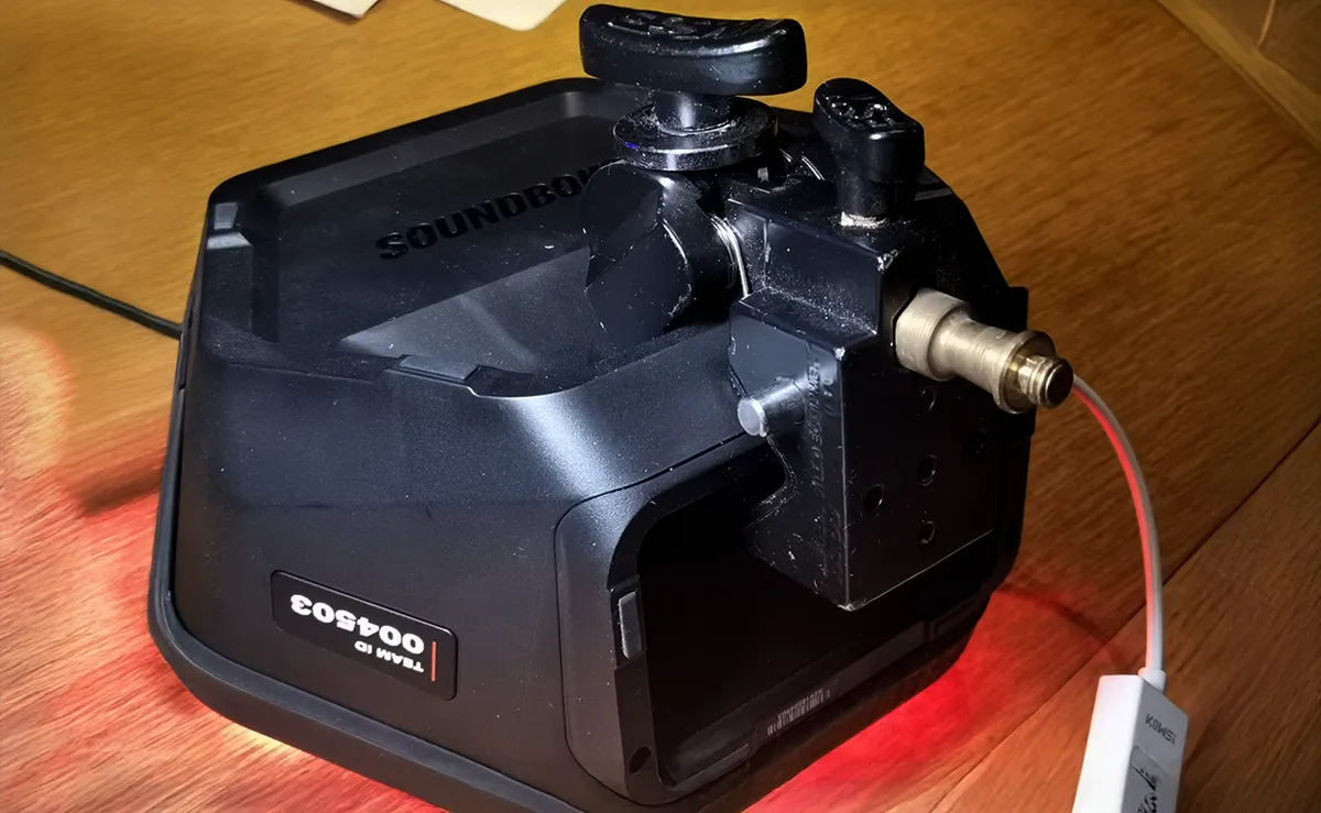 An der Rückseite wird eine Manfrotto Klammer angebracht, um den Scheinwerfer auf´s Stativ zu setzen © Engelmann Promotion