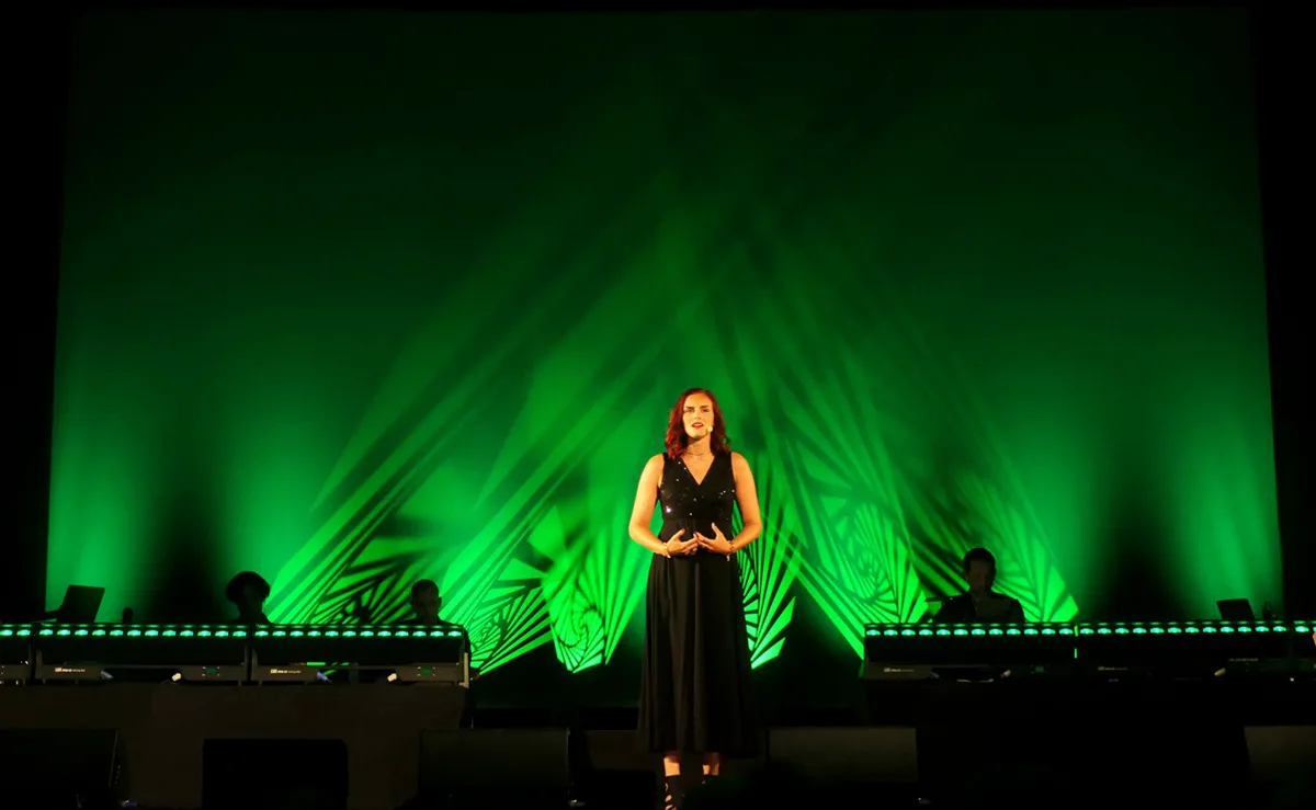 Im Schattenbereich des Hintergrunds noch gut zu erkennen ist die weiße Operafolie. &copy; Steinigke