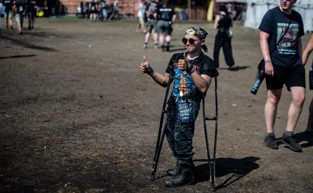 Fan erhält eine kleine Dusche auf dem Festival &copy; W:O:A Festival GmbH
