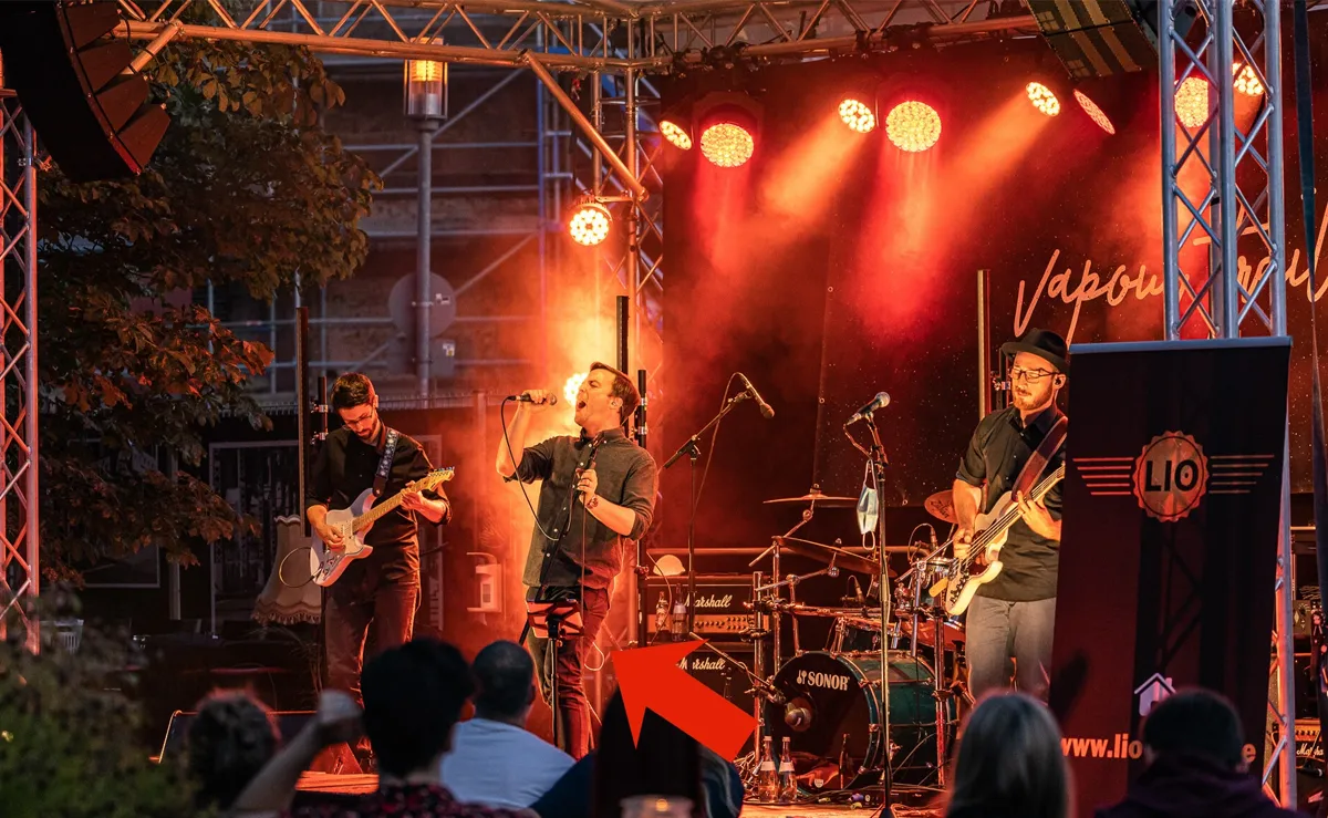 LIO live in der Kammgarn Kaiserslautern im September 2020. Das Tablet ist zwar unauffällig, aber sichtbar. © André Gmür