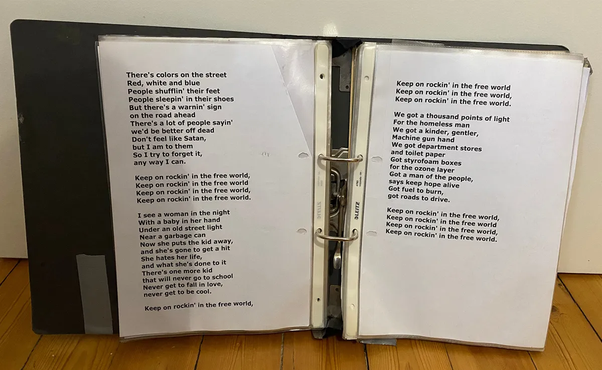 Der alte Textordner. Die Tape Spuren sind noch deutlich sichtbar ... © Leonard Stahl