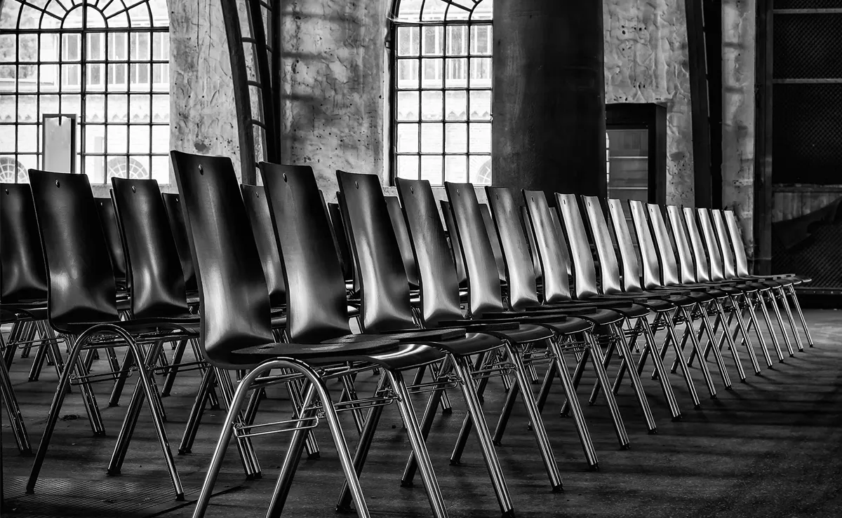 Vortragssaal, lange Stuhlreihen eng gestellt &copy; Peter H. / Pixabay