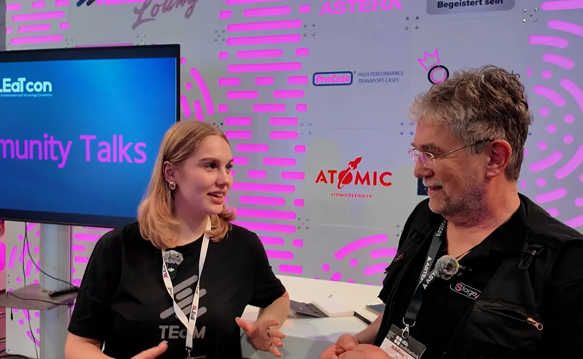 Netzwerken auf der LEaT con 2025: Vivien Grott, vom Marketing der LeaT im Gespräch mit Jörg Kirsch, dem CEO von StageAID. © Engelmann Promotion