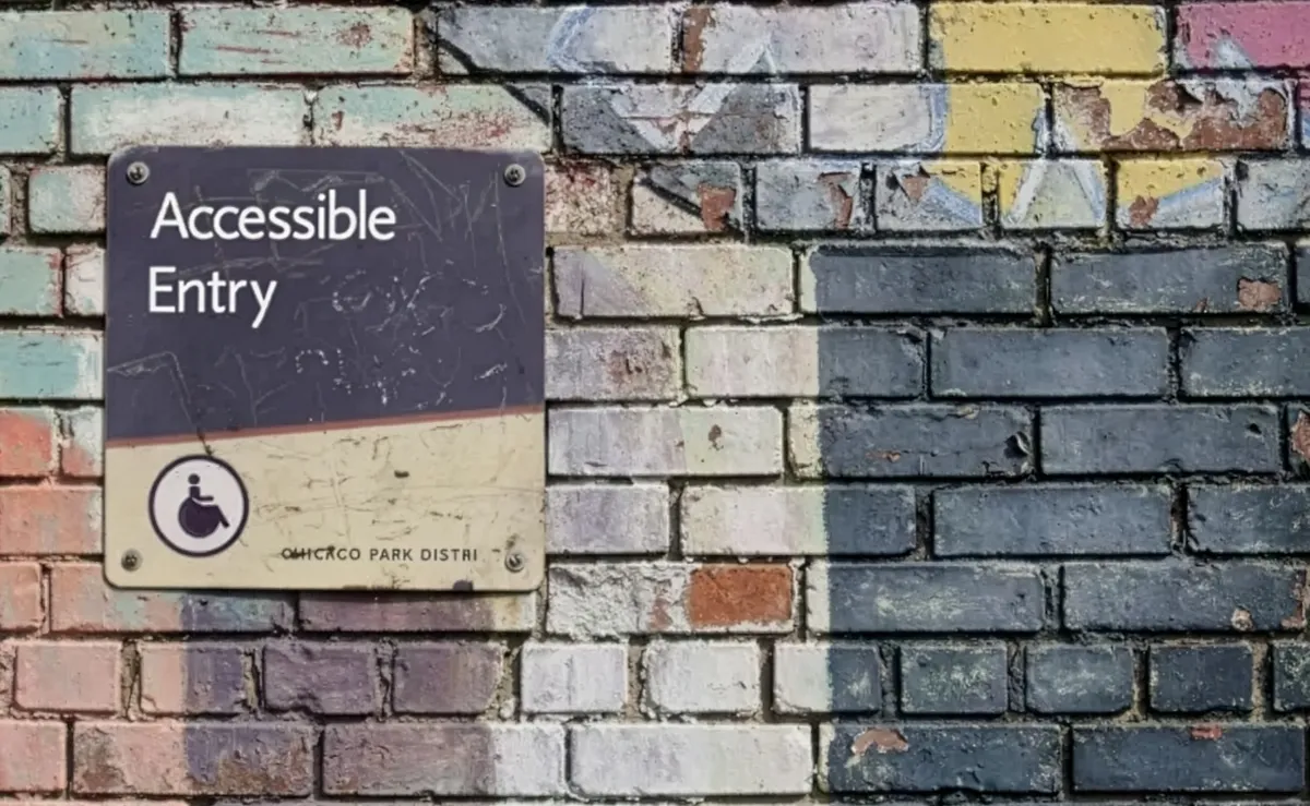 Schild ''Barrierefreier Zugang'' auf Graffity-Mauerwerk &copy; Cvent GmbH