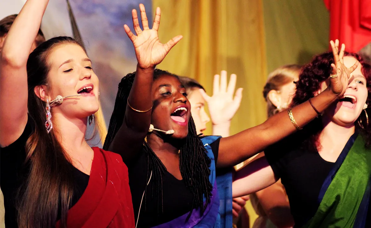 Gesangsgruppe mit Kopfbügelmikrofonen &copy; Monika Robak, Pixabay