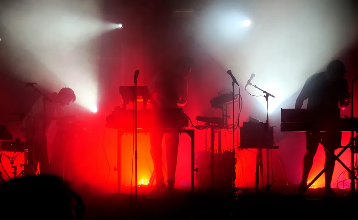 „Keyboards im Nebel“ – die ganzen Kabel am Boden sieht man kaum ... © Rafael Garcin, Unsplash