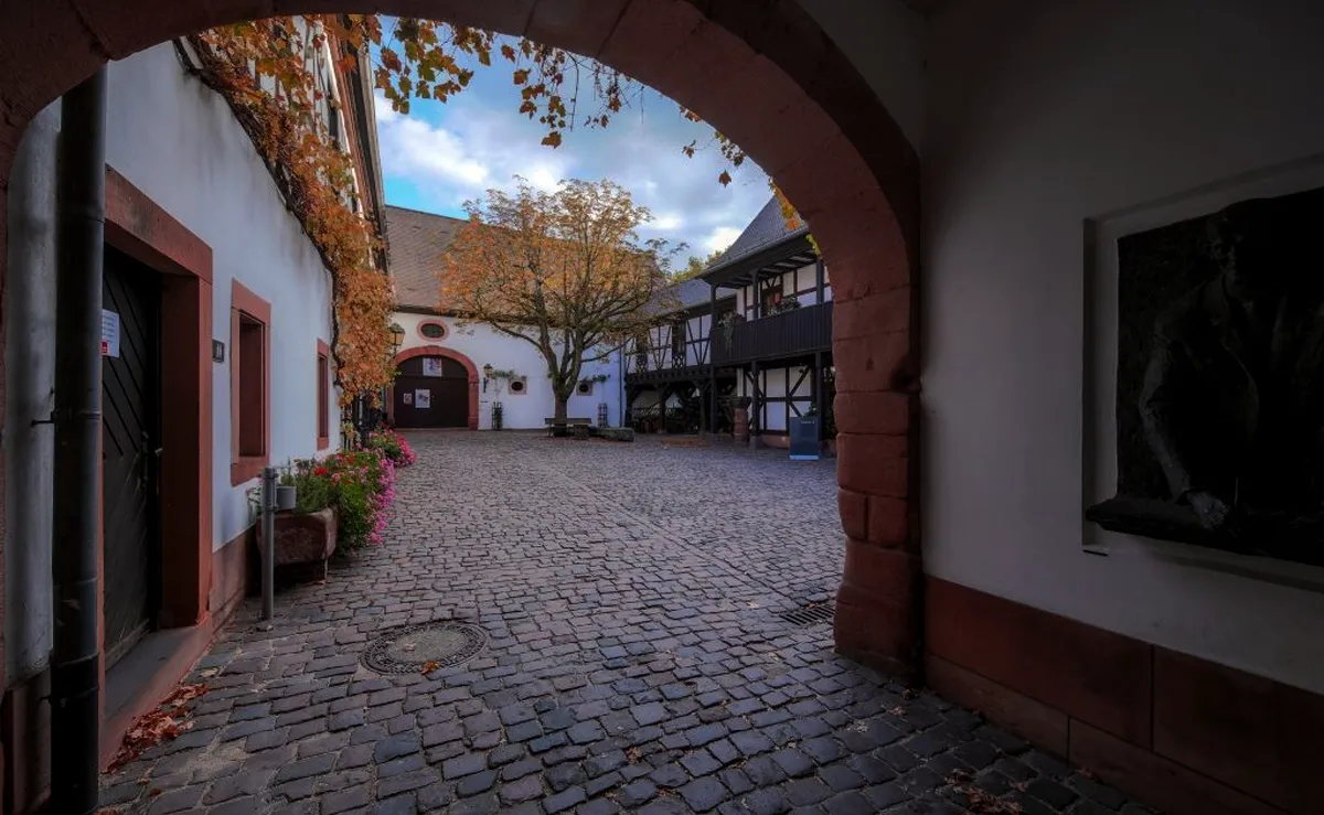 Abb. 1 - Innenhof des Theodor-Zink-Museums; im Hintergrund das Eingangstor zur Event-Scheune © Stadtverwaltung Kaiserslautern