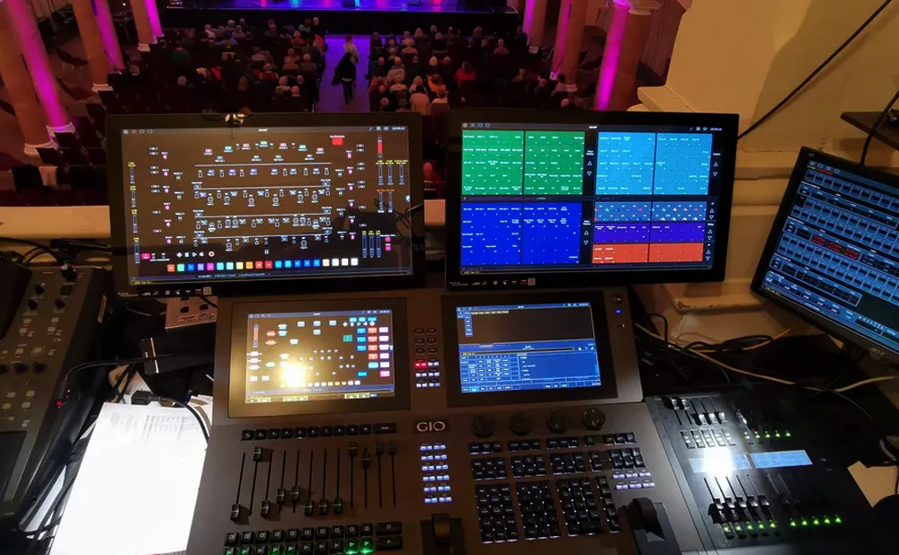 Lichttechnik: programmierte Gesamtsteuerung – unmittelbar vor dem Konzert © Engelmann Promotion