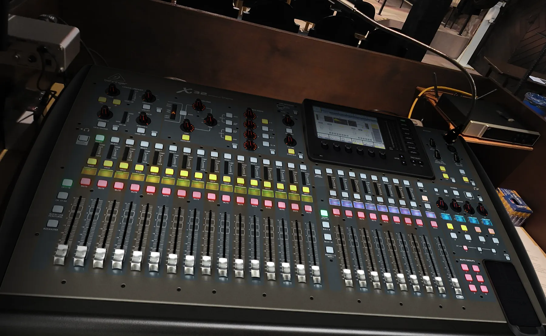 Abb. 5 -Das Behringer X32 in seiner dafür gebauten Konsole © Engelmann Promotion