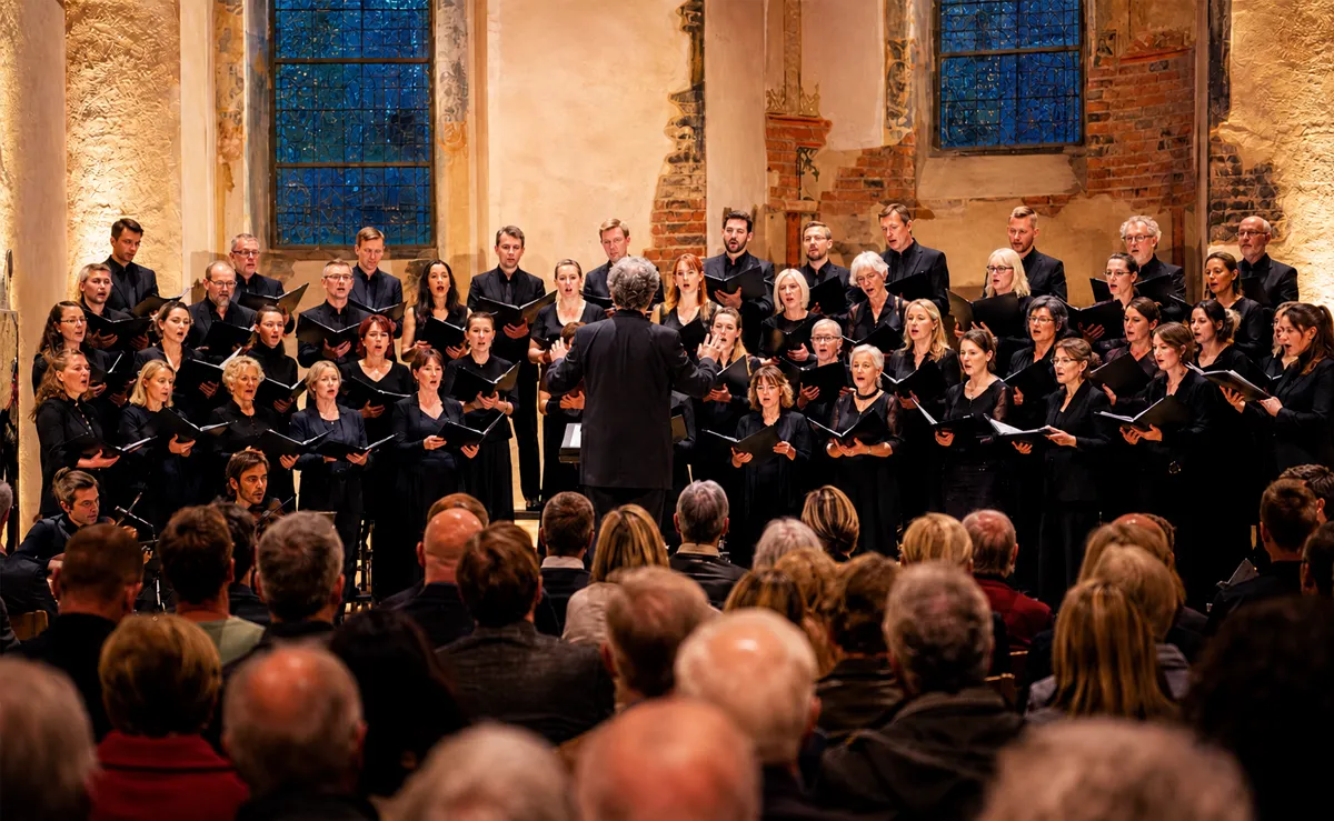 Grosser-Chor: 44 Sänger*innen plus musikalische Begleitung © Engelmann Promotion., KI-generiert