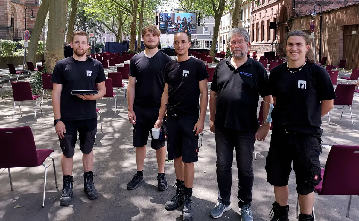 Das stolze Team nach einem gelungenen Aufbau © Engelmann Promotion