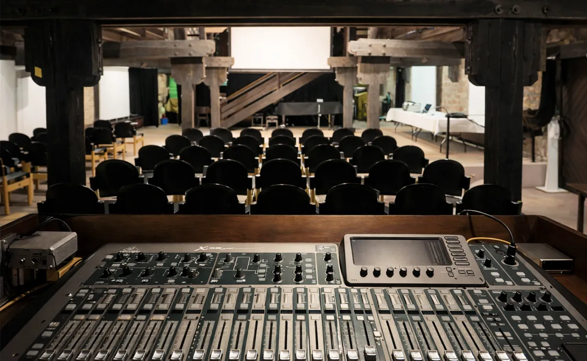 Blick über das Behringer X32 in den Eventbereich des Museums © Engelmann Promotion