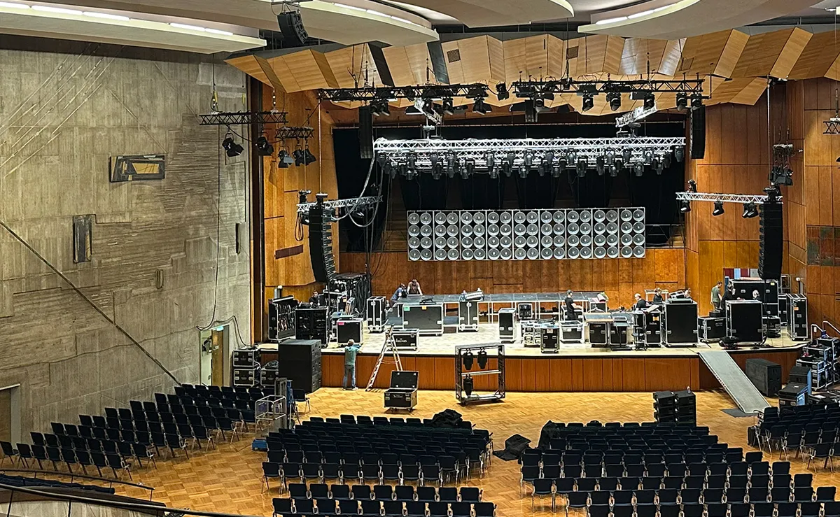 Komplexer Aufbau der Bühne in einem Konzerthaus © Geisterfamilie