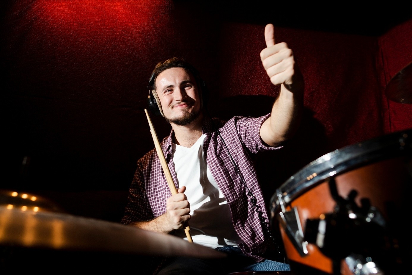 Musiker mit Drumstick zeigt Daumen hoch