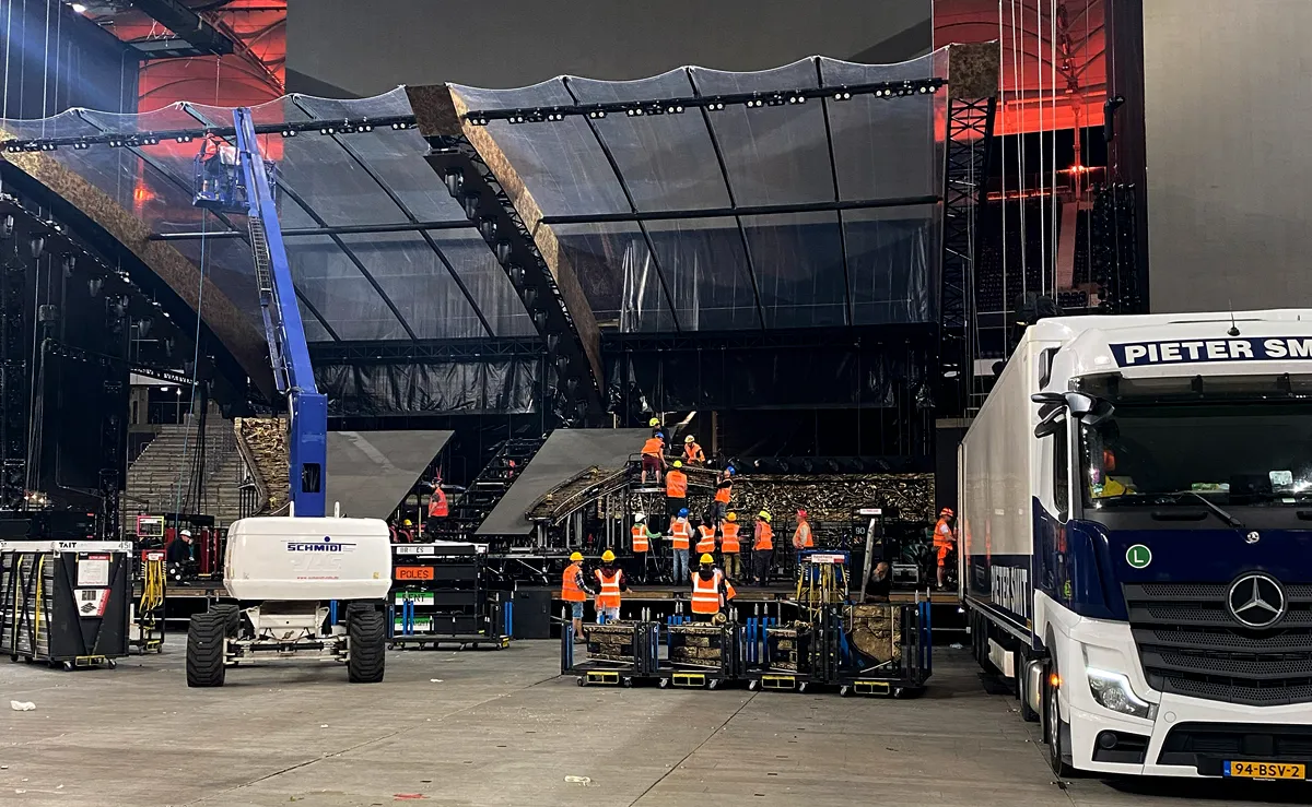 Die Trucks werden entladen © Geisterfamilie
