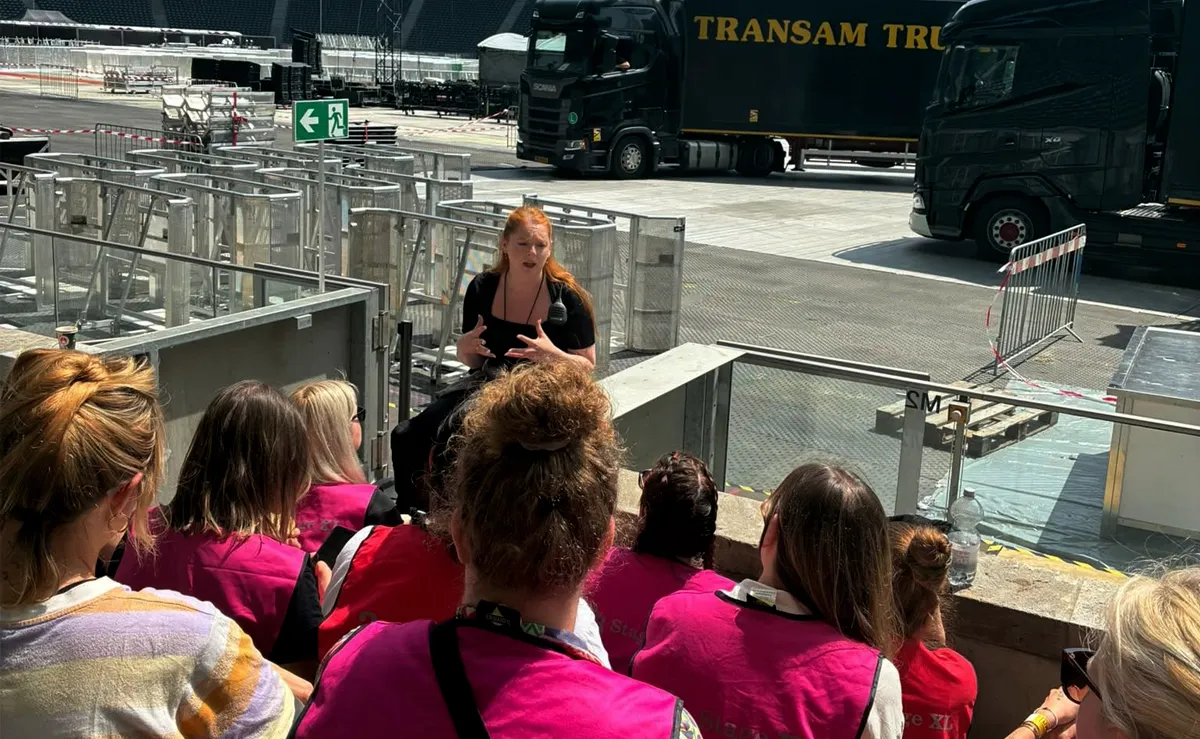 Vor dem Entladen der Lkw´s: Kurze Teambesprechung unter Frauen © Deutsche Bank Park