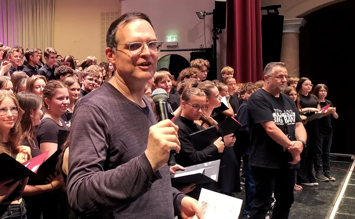Der Moderator des Chores mit dem Handsender von Shure © Engelmann Promotion