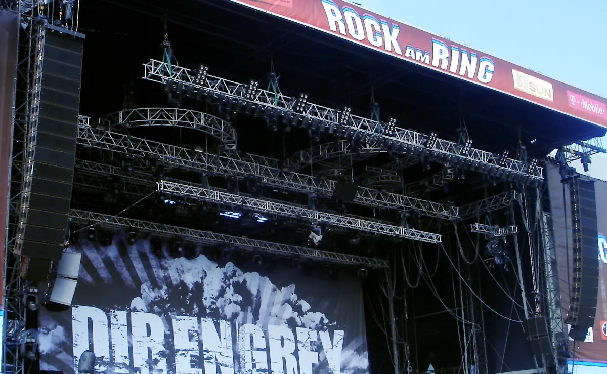 Hauptbühne, Rock am Ring 2006 - rechts und links der Bühne sind darüber angeordnete Lautsprecher-„Linien“, also Line Arrays aufgehängt. Das Line Array erreicht hier eine Höhe von jeweils etwa 6 Metern. © Andreas Nova für Wikipedia