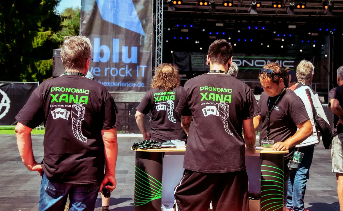 Soundcheck: die Xana-Crew mit Blick auf die Bühne © Engelmann Promotion