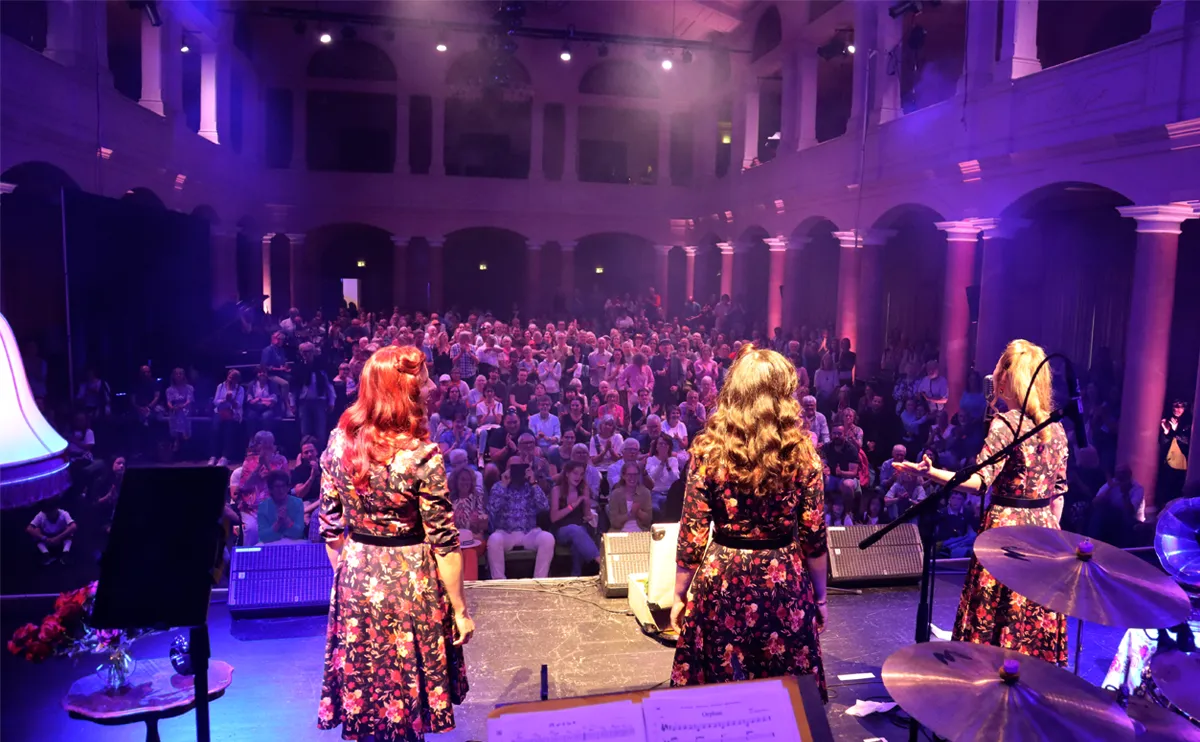 Ausgelassene Stimmung im vollbesetzten Konzertsaal von der Bühne aus gesehen - Top Act: Die Rosevalley Sisters © Engelmann Promotion