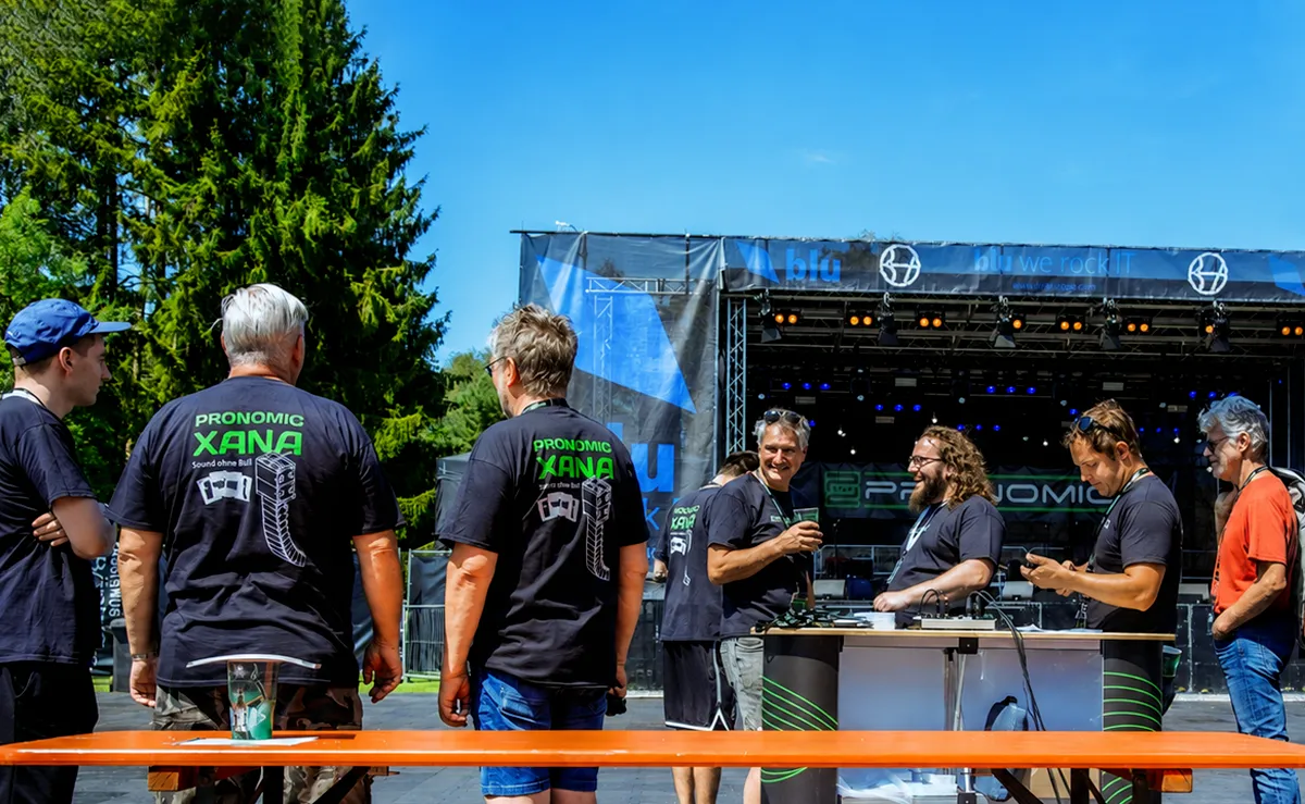 Gute Laune der Crew - beim Probehören des Systems © Engelmann Promotion