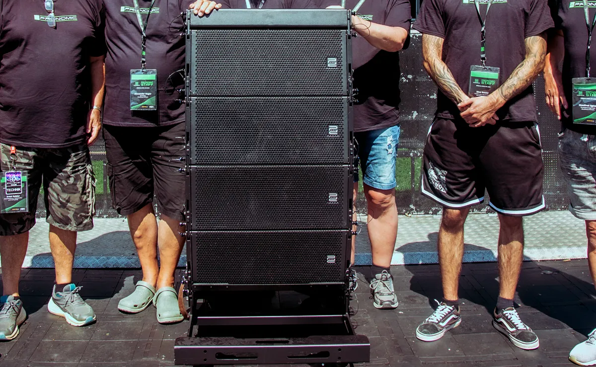 Sicherer Transport des Line Arrays auf dem Dolly © Engelmann Promotion