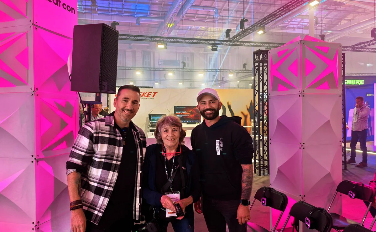 Messestimmung in der Halle – im Hintergrund der Weg zur A2 © Engelmann Promotion